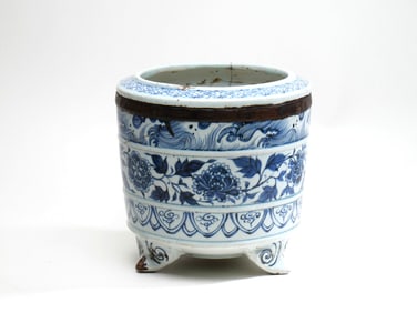 A BLUE AND WHITE 'PEONY' BRUSH WASHER