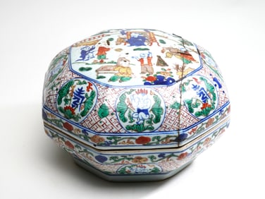 A BLUE AND WHITE WUCAI 'FIGURE AND LONGEVITY' FRUIT BOX