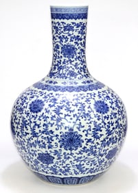 A LARGE BLUE AND WHITE 'FLORAL' GLOBULAR VASE