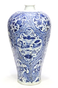 A BLUE AND WHITE 'PHOENIX AND FLOWER' OCTAGONAL PRUNUS VASE