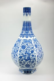 A BLUE AND WHITE 'DRAGON AND LOTUS'VASE