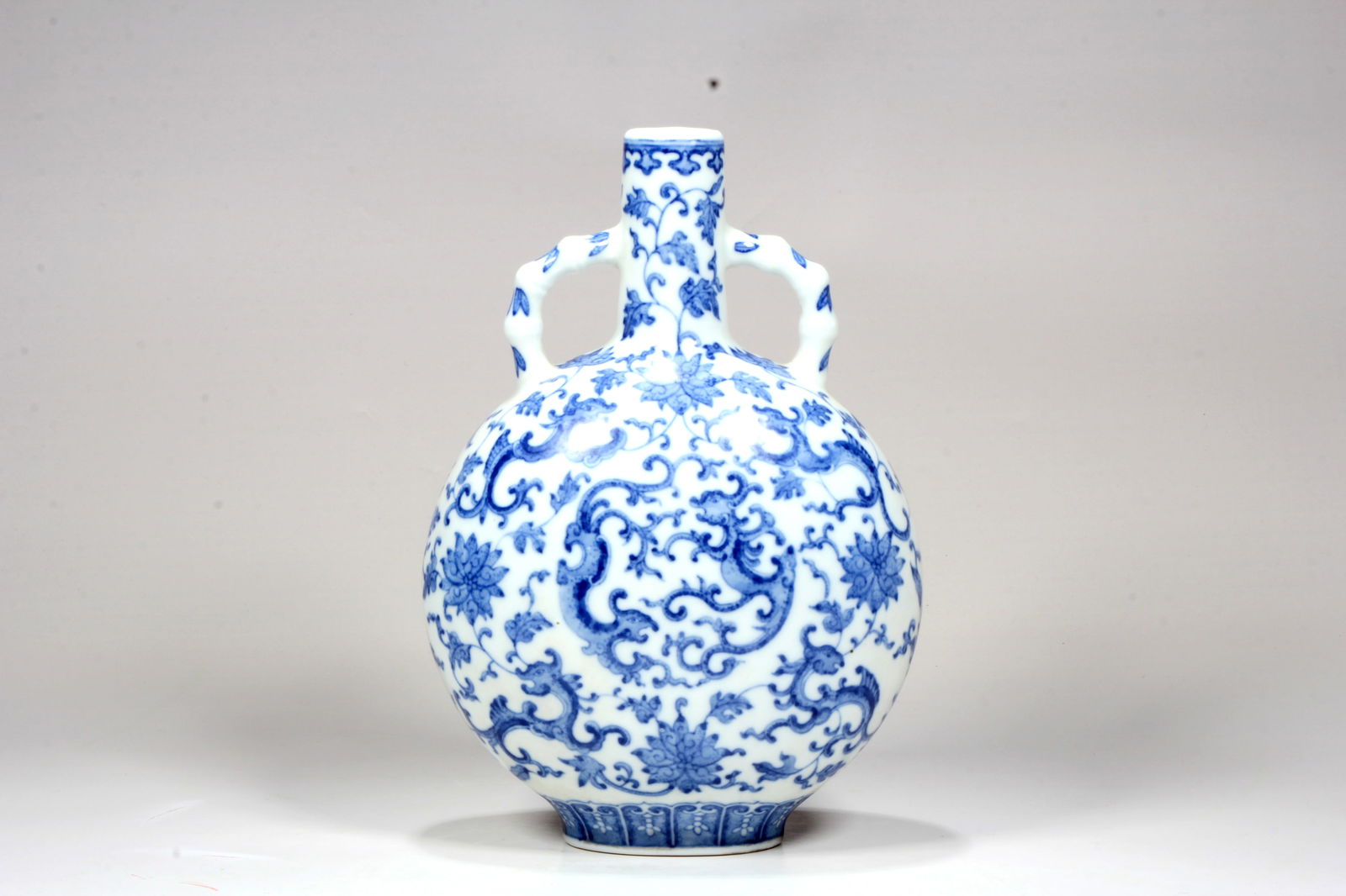 A BLUE AND WHITE 'LOTUS'MOON FLASK VASE: A BLUE AND WHITE 'LOTUS'MOON FLASK VASE H:20.5CM,W:14CM