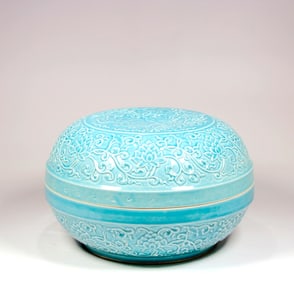 YONGLE PERIOD, AN IMPERIAL TURQUOISE-GLAZED 'LOTUS'BOX AND COVER