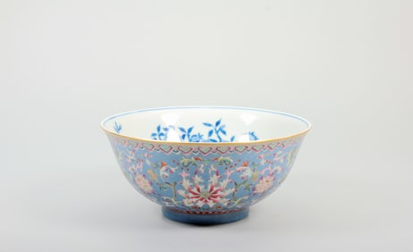 A BLUE BASED FAMILLE-ROSE 'INTERLOCKING FLOWERS' BOWL WITH UNDERGLAZE BLUE DECORATION