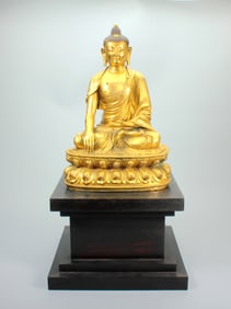 A GILT BRONZE STATUE OF SHAKYAMUNI
