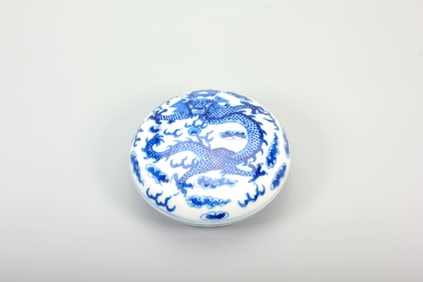 A BLUE-AND-WHITE 'CLOUD AND DRAGON' COVERED BOX