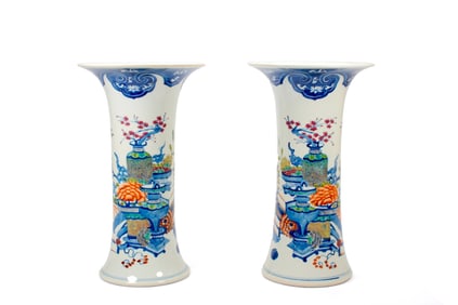 A PAIR OF BLUE AND WHITE VASES,HU