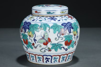 Doucai Flower with Butterfly Pattern Porcelain Lid Pot