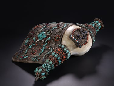 Tibetan Silver Inlaid Green Turquoise and Agate Carved Flower Pattern Conch Ornament