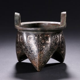 A SILVER-INLAID BRONZE TRIPOD (LI DING)