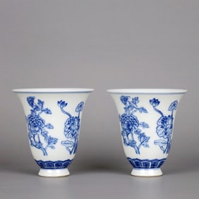 A BLUE-AND-WHITE SEASONAL FLOWER CUP