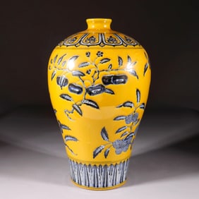 A BLUE-AND-WHITE PLUM VASE WITH YELLOW BASE AND "THREE ABUNDANCES" PATTERNS