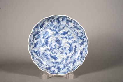 A BLUE-AND-WHITE FISH-AND-WATERWEED FLOWER-MOUTH VASE