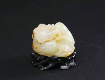 A HETIAN JADE SCULPTURE OF GOOSE HOLDING LOTUS LEAF