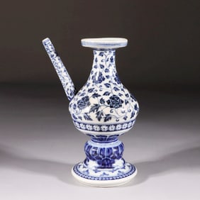 A BLUE-AND-WHITE KUNDIKA (BUDDHIST RITUAL VESSEL) WITH INTERLOCKING FLORAL PATTERNS