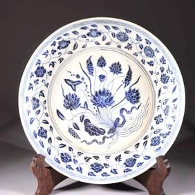 A BLUE-AND-WHITE PLATE WITH SINGLE LOTUS PATTERN