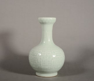 A CELADON GLAZED VASE WITH ARCHAIQUE DRAGON PATTERN