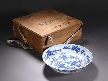 A BLUE-AND-WHITE LOTUS DISH