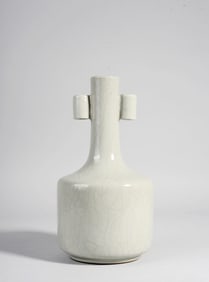A GUAN-TYPE GLAZED VASE WITH HANDLES