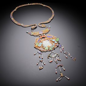 A GILT-SILVER NECKLACE