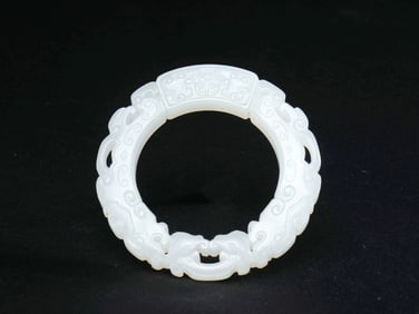 A HETIAN JADE RING WITH DRAGON PATTERNS