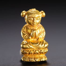 A GOLD BUDDHA STATUE