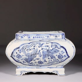 A BLUE-AND-WHITE CENSER WITH PHOENIX PATTERNS