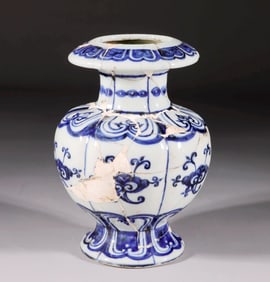 A BLUE-AND-WHITE POMEGRANATE-SHAPED VASE (RESTORED PIECE)