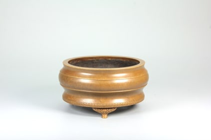 A DRUM-SHAPED BRONZE CENSER WITH RIB PATTERNS AND THREE FEET