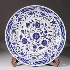 A BLUE-AND-WHITE PLATE WITH FLORAL PATTERNS