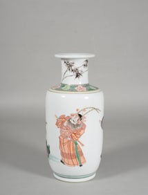 A WUCAI OPERA CHARACTER CLUB-SHAPED VASE