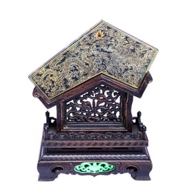 A SPINACH GREEN JADE DRAGON-DECORATED CHIME STONE