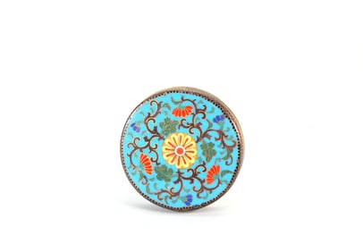 A COPPER-BASED CLOISONNÉ POWDER BOX WITH FLORAL PATTERNS