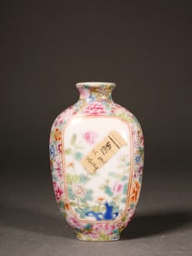 A FAMILLE ROSE FLORAL SNUFF BOTTLE