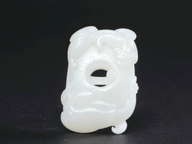 A HETIAN JADE PENDANT WITH DRAGON AND PHOENIX PATTERNS