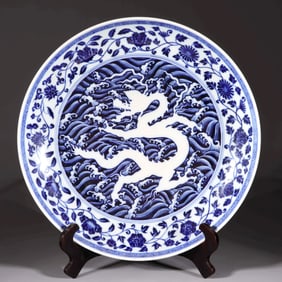 A BLUE-AND-WHITE DISPLAY PLATE WITH SEA-WATER AND DRAGON PATTERNS
