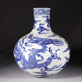 A BLUE-AND-WHITE GLOBE VASE WITH CLOUD AND DRAGON PATTERNS
