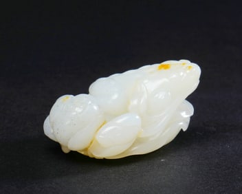 A HETIAN JADE TOAD