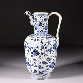 A BLUE-AND-WHITE EWER WITH INTERLOCKING FLORAL PATTERNS