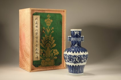 Blue and White Flower Pattern Porcelain Double Ears Vase