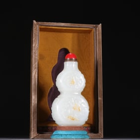 Jade Carved Flower Pattern Gourd Shape Snuff Bottle