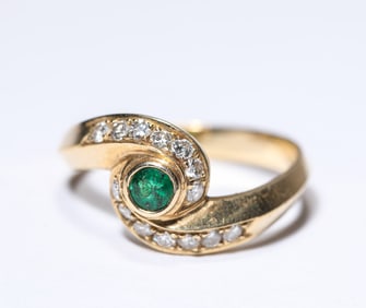 An Emerald K-Gold Ring