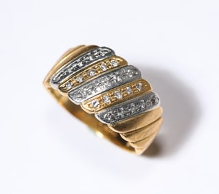A Diamond K-Gold Ring