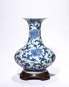 A Blue and White 'Interlocking Flowers'Vase