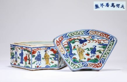 A Wucai 'Narrative Scene' Covered Box