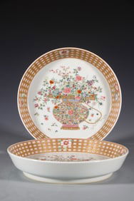 Pair of Enamel Drawing Gold Drawing Flower Pattern Porcelain Plate