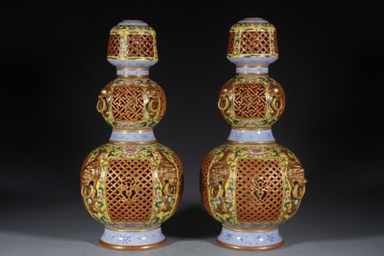 Pair of Enamel Drawing Gold Drawing Flower and Beast Pattern Porcelain Gourd Shape Movable Vase