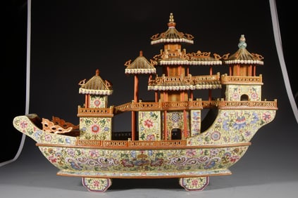 Famille Rose Flower Pattern Porcelain Boat