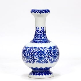 A BLUE AND WHITE GARLIC-HEAD VASE WITH INTERLOCKING EIGHT TREASURES PATTERN