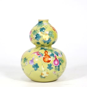 A YELLOW-GROUND CLOISONNE ENAMEL GOURD-SHAPED VASE WITH BAT PATTERN